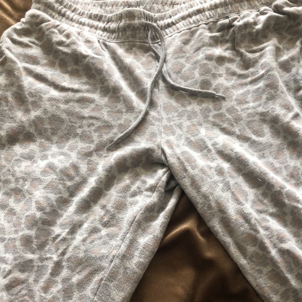 Colsie Gray Leopard Print Pajama Set - Picture 5 of 6
